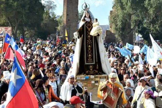 Miles de chilenos asistieron a procesión de la Virgen del Carmen