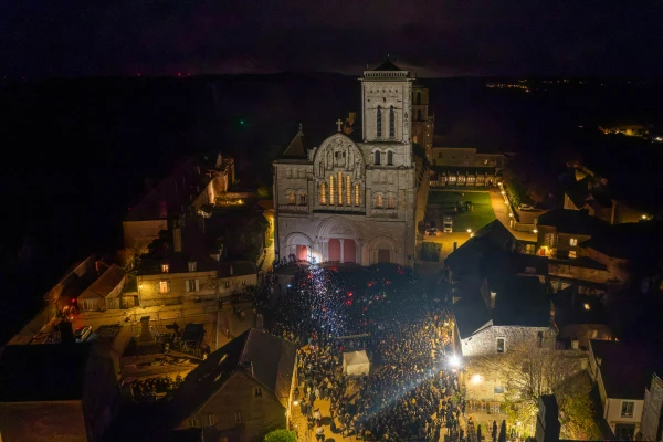Tradicional vigilia en la Basílica de Santa María Magdalena de Vézelay. Crédito: Olivier Naves