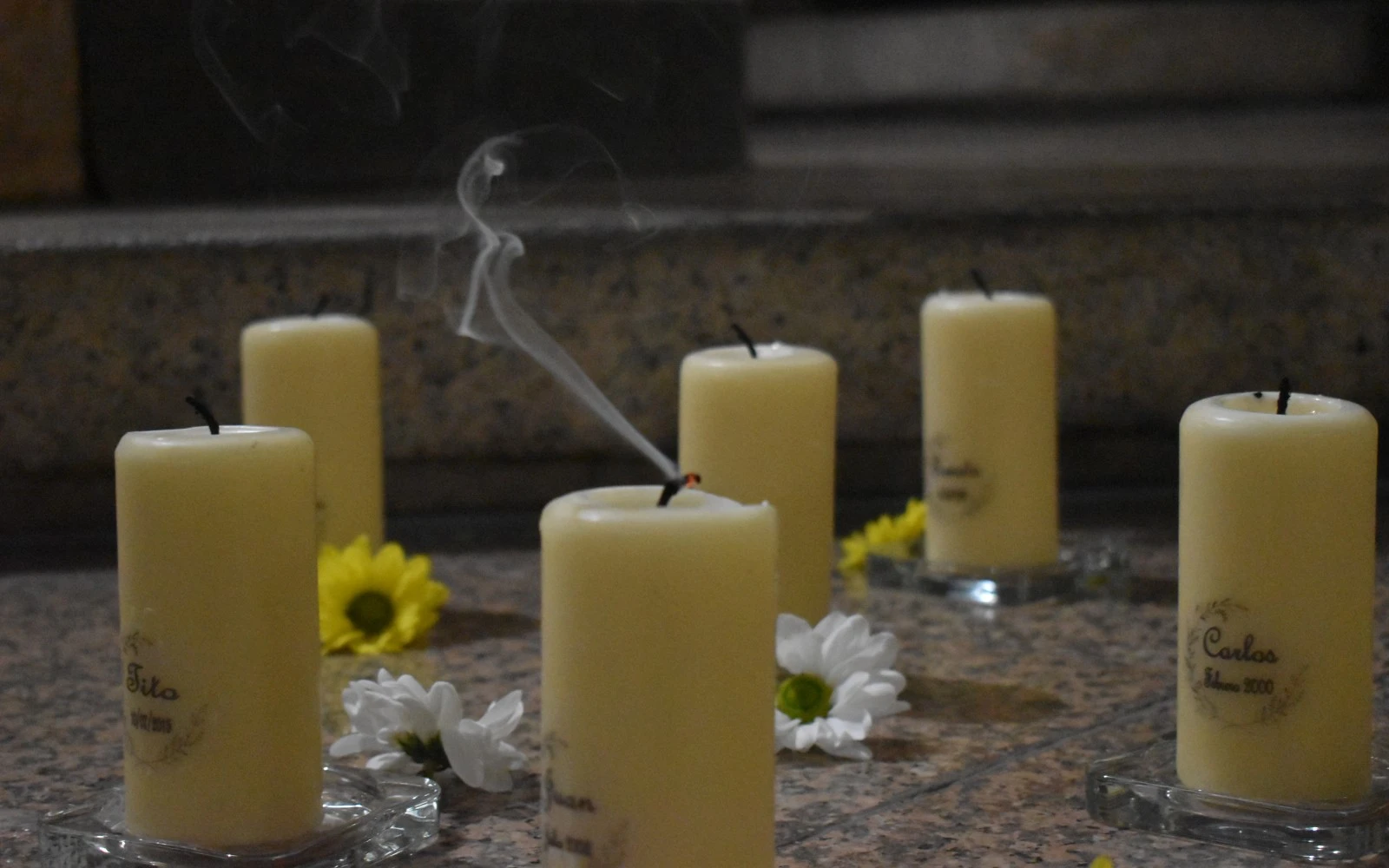 El humo de las velas apagadas al término de la ceremonia se eleva al cielo. Crédito: Nicolás de Cárdenas /ACI Prensa.