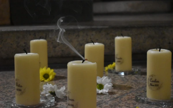 El humo de las velas apagadas al término de la ceremonia se eleva al cielo. Crédito: Nicolás de Cárdenas /ACI Prensa.