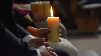 Cada vela representa a un hijo fallecido y presentado en el templo.