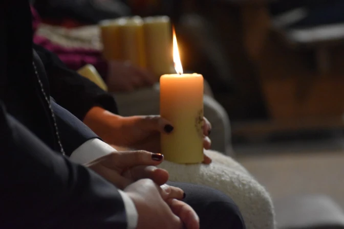 Cada vela representa a un hijo fallecido y presentado en el templo.