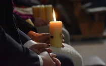 Cada vela representa a un hijo fallecido y presentado en el templo.