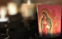 Veladora con imagen de la Virgen de Guadalupe.