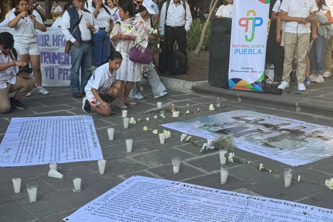 Jóvenes se manifiestan en Puebla por la paz
