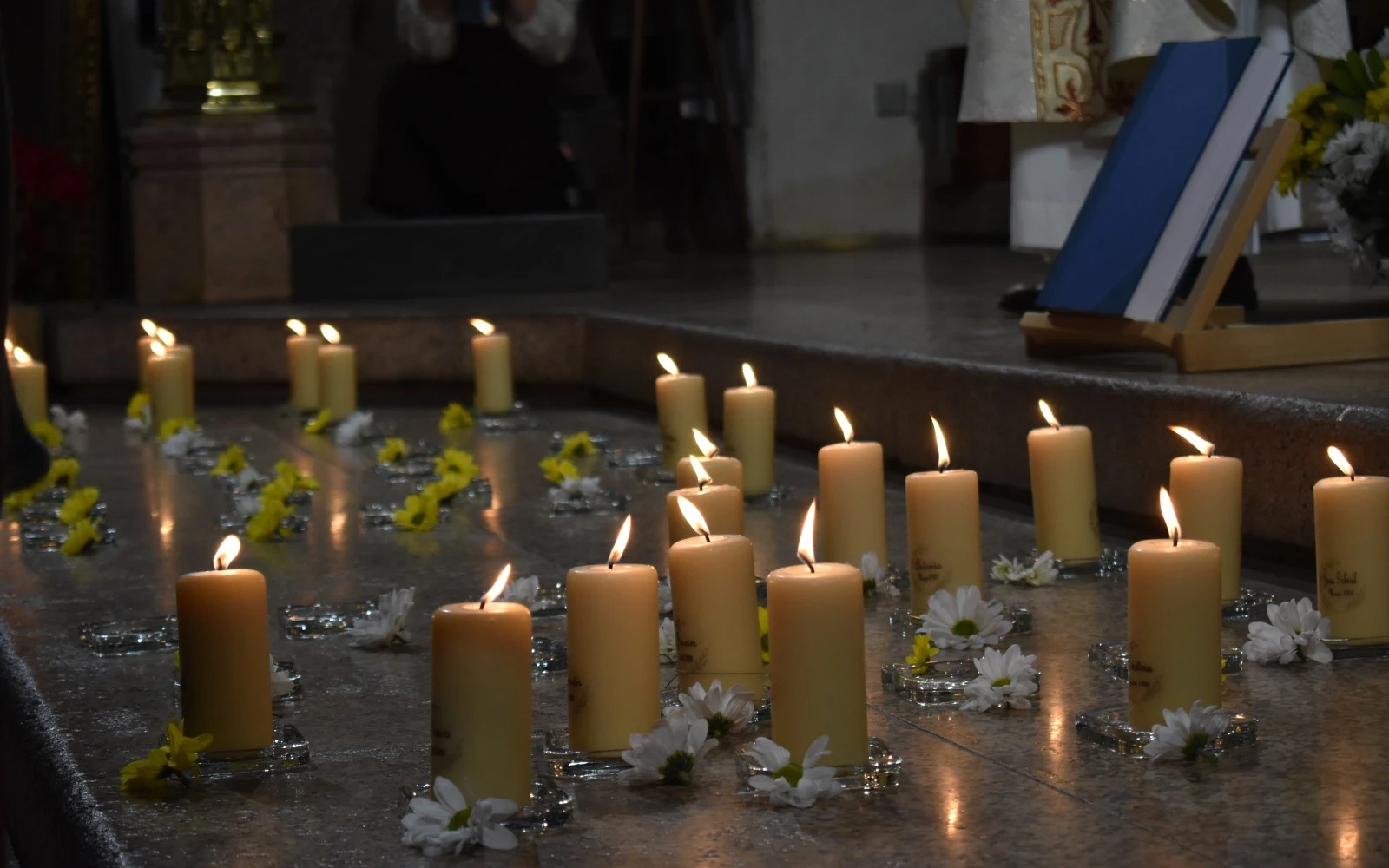 Las velas con los nombres de los hijos fallecidos se colocan ante el altar, junto al libro de la presentación en el templo. Crédito: Nicolás de Cárdenas /ACI Prensa.
