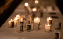 Luces de velas en la Basílica de Fourvière, en Lyon, Francia, el 8 de diciembre de 2022.