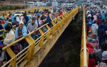 Cientos de venezolanos esperando para ingresar a Ecuador, en 2018, uno de los peores años de la crisis migratoria, al entrar el país en una hiperinflación.