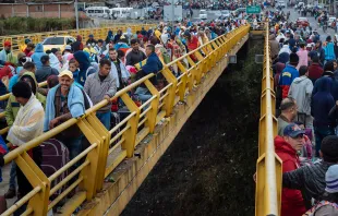 Cientos de venezolanos esperando para ingresar a Ecuador, en 2018, uno de los peores años de la crisis migratoria, al entrar el país en una hiperinflación. Crédito: UNICEF Ecuador / Wikimedia Commons. CC BY 2.0.
