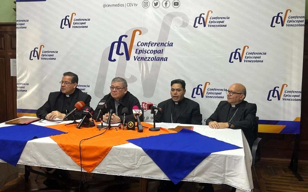Obispos de Venezuela durante la rueda de prensa del viernes 11 de julio. Mons. Pólito Rodríguez se encuentra en el extremo izquierdo de la mesa.?w=200&h=150