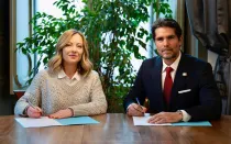 Giorgia Meloni y Eduardo Verástegui firman convenio en Roma para combatir la trata infantil