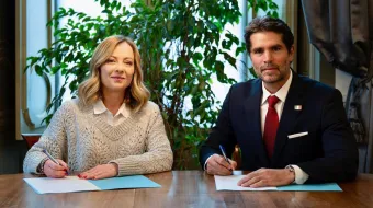 Giorgia Meloni y Eduardo Verástegui firman convenio en Roma para combatir la trata infantil