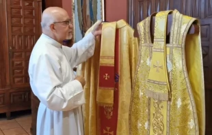 El P. José de Jesús Aguilar explica las vestiduras litúrgicas del sacerdote. Crédito: Captura Youtube P. José de Jesús Aguilar Valdés.