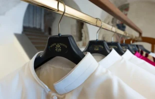 Las vestimentas descansan en la "Sala de las Lágrimas" de la Capilla Sixtina durante el cónclave para elegir al próximo Papa. Crédito: Vatican Media