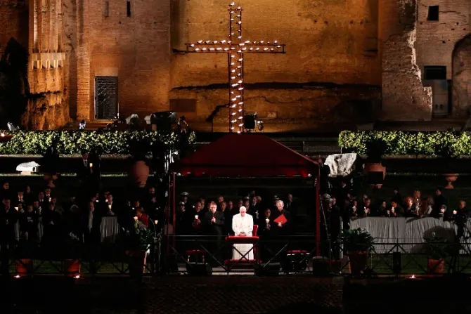Papa Francisco preside el Vía Crucis de Viernes Santo en el Coliseo Romano
