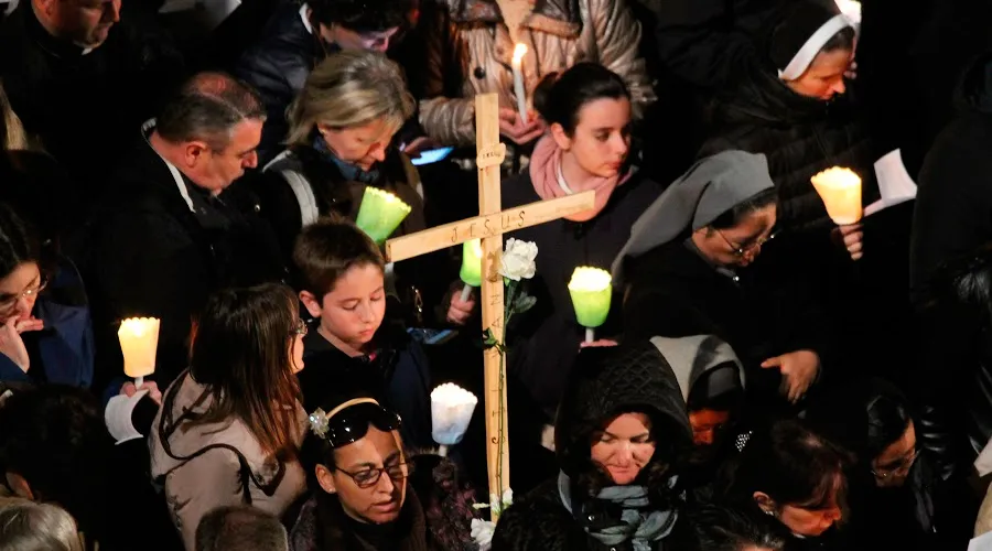Un grupo de fieles en el Vía Crucis realizado en Viernes Santo en el Coliseo Romano. Foto Martha Calderón / ACI Prensa?w=200&h=150