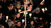Un grupo de fieles en el Vía Crucis realizado en Viernes Santo en el Coliseo Romano. Foto Martha Calderón / ACI Prensa
