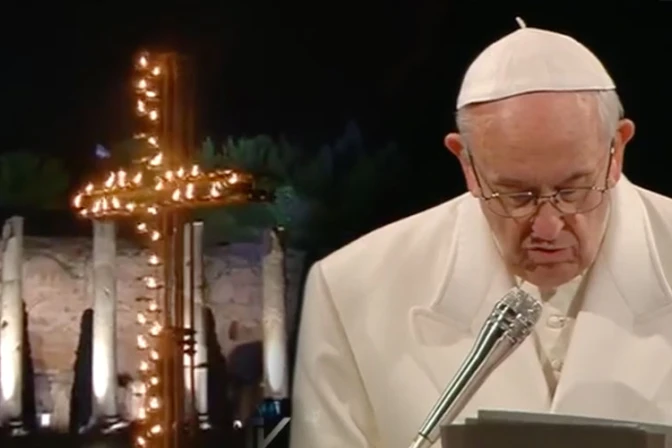 La oración de desagravio a Cristo en la cruz que el Papa Francisco rezó en el Via Crucis