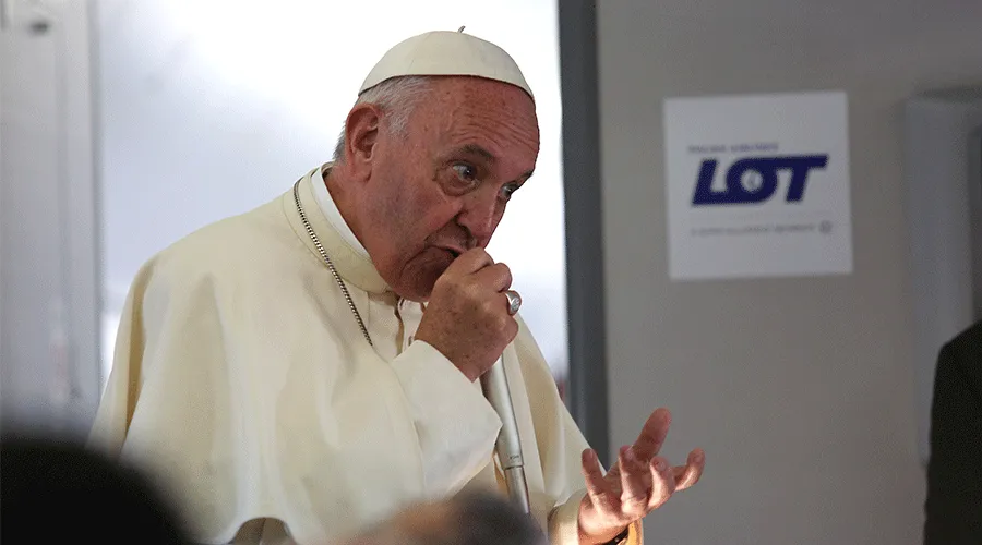 Papa Francisco en el avión de regreso a Roma / Foto: Alan Holdren (ACI Prensa)