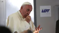 Papa Francisco en el avión de regreso a Roma / Foto: Alan Holdren (ACI Prensa)