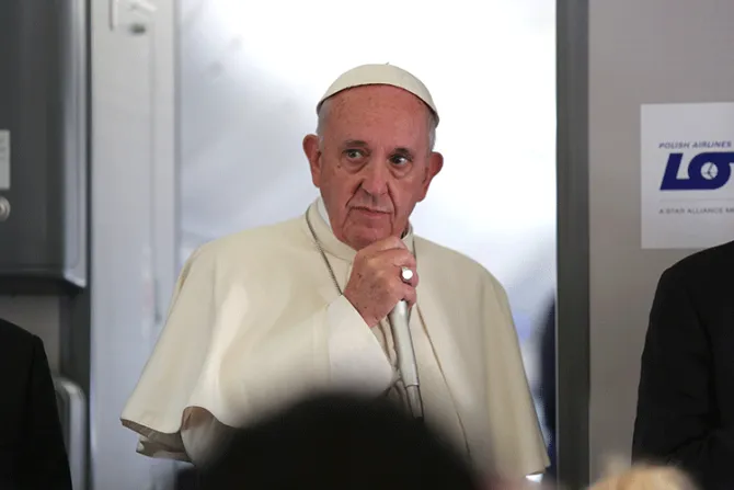 TEXTO COMPLETO: Rueda de prensa del Papa Francisco en el vuelo de Cracovia a Roma