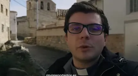 Sacerdote participa en una campaña a favor de la financiación de la Iglesia Católica en España.