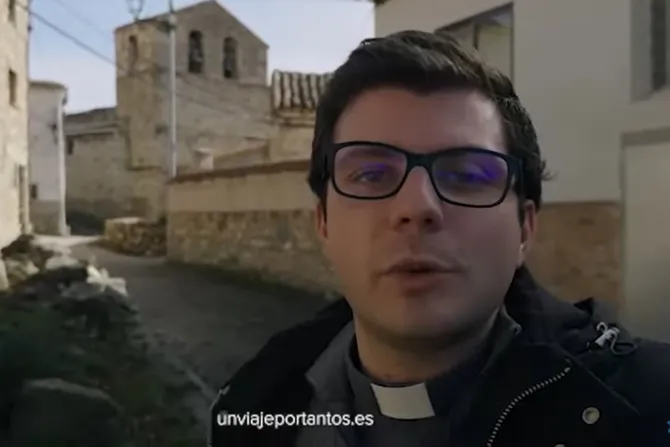 Sacerdote participa en una campaña a favor de la financiación de la Iglesia Católica en España.