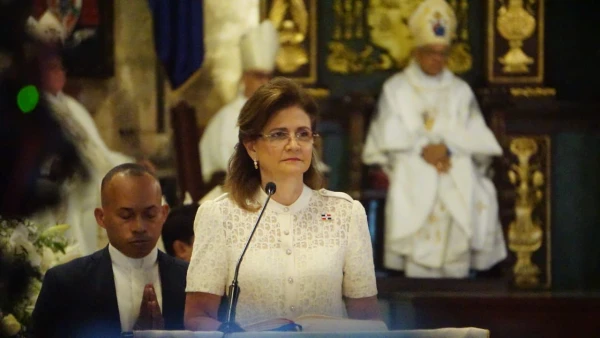 Raquel Peña, vicepresidenta dominicana, durante la primera lectura de la Misa de hoy,. Crédito: CED.