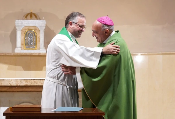 Arzobispo de Valencia saluda al nuevo vicerrector del seminario. Crédito: A Saiz / Delegación de Medios del Arzobispado de Valencia.