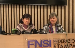 Las exreligiosas Gloria Branciani y Mirjam Kovac en conferencia de prensa este 21 de febrero. Crédito: Almudena Martínez-Bordiú / ACI Prensa.