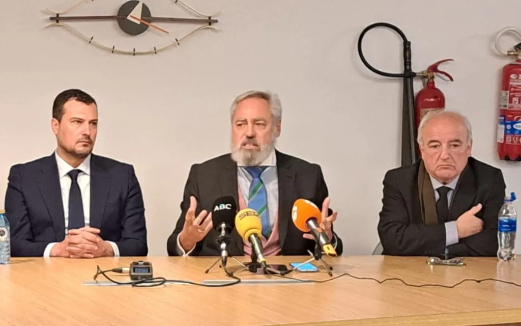 De izquierda a derecha: Carlos Bardavío, abogado; Israel Flórez, presidente de la Asociación Española de Víctimas de los Testigos de Jehová (AEVTJ); Enrique Carmona, secretario de la AEVTJ.?w=200&h=150