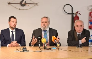 De izquierda a derecha: Carlos Bardavío, abogado; Israel Flórez, presidente de la Asociación Española de Víctimas de los Testigos de Jehová (AEVTJ); Enrique Carmona, secretario de la AEVTJ. Crédito: Nicolás de Cárdenas / ACI Prensa.