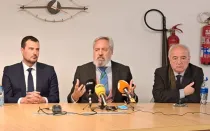 De izquierda a derecha: Carlos Bardavío, abogado; Israel Flórez, presidente de la Asociación Española de Víctimas de los Testigos de Jehová (AEVTJ); Enrique Carmona, secretario de la AEVTJ.