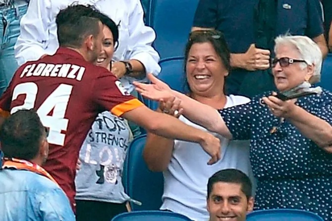 [VIDEO] Futbolista conmueve a italianos al celebrar gol con su abuela en la tribuna