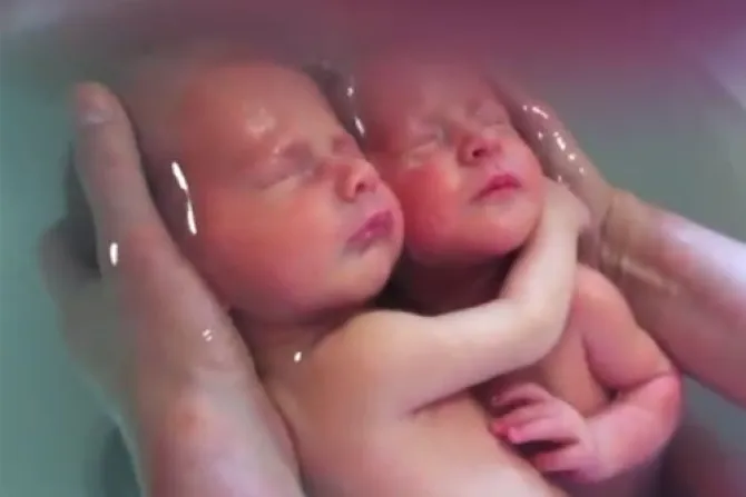 Video viral de la semana: Abrazo de mellizos recién nacidos