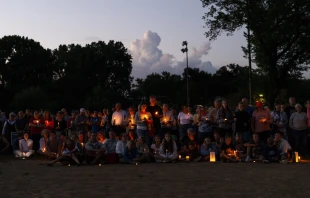 Personas asisten a una vigilia tras un tiroteo masivo en la escuela católica Anunciación el 27 de agosto de 2025, en Minneapolis (Estados Unidos). Crédito: Stephen Maturen/Getty Images.
