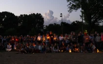 Personas asisten a una vigilia tras un tiroteo masivo en la escuela católica Anunciación el 27 de agosto de 2025, en Minneapolis (Estados Unidos).
