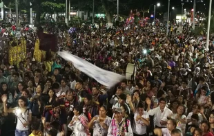 Cientos de fieles participan en la vigilia de oraciu00f3n / Foto: Eduardo Berdejo (ACI Prensa) 