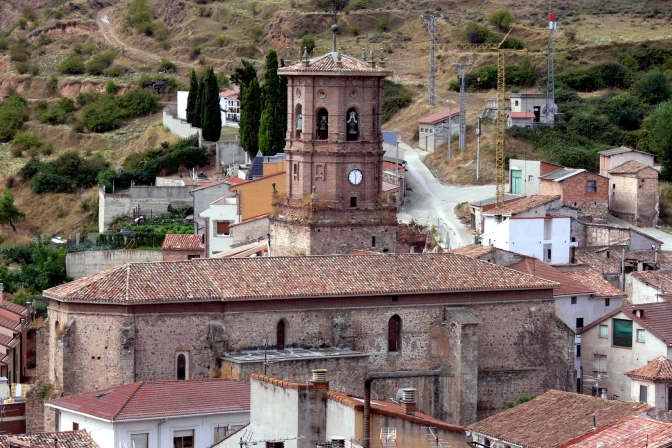 Iglesia de la Asunción en Viguera (La Rioja, España), antes de su derrumbe.
