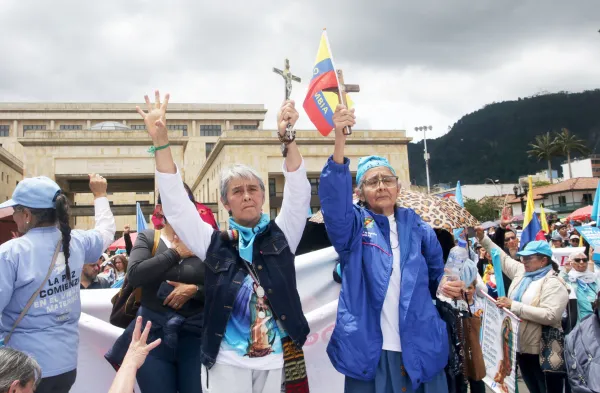 Los miembros del Viñedo de Raquel - María de Nazareth también asisten a las movilizaciones provida. Con su chaqueta azul y la bandera de Colombia en la mano, Ana Cecilia Becerra reza por el fin del aborto. Crédito: Eduardo Berdejo (ACI)