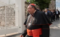 El Cardenal Vinko Puljić, Arzobispo emérito de Vrhbosna (Bosnia y Herzegovina), llega a la Nunciatura Apostólica en Sarajevo para reunirse con el Papa Francisco durante la visita apostólica del 6 de junio de 2015.