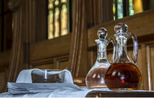 Vino y agua, contenidos en vinajeras para el ofertorio, que serán presentados y consagrados durante la Misa. Crédito: iweta0077/Shutterstock.