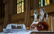 Vino y agua para la celebración Eucarística.