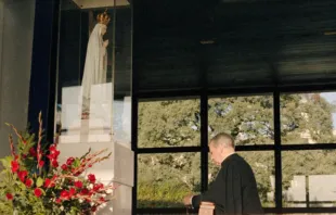 Beato Álvaro del Portillo reza en la capilla del Santuario de la Virgen de Fátima. Crédito: Sitio web del Opus Dei.