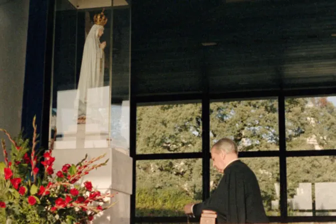 Beato Álvaro del Portillo reza ante la imagen de la Virgen de Fátima