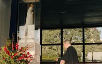 Beato Álvaro del Portillo reza en la capilla del Santuario de la Virgen de Fátima.