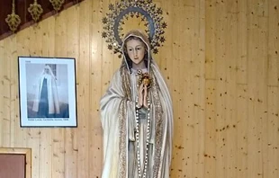 Imagen de la Virgen de Fátima en el Santuario de las Apariciones de Pontevedra en España. Crédito: CarlosVdeHabsburgo (CC BY-SA 4.0).