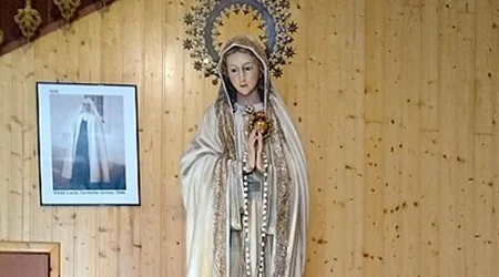 Imagen de la Virgen de Fátima en el Santuario de las Apariciones de Pontevedra en España.