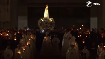 Procesión de las velas en el Santuario de Fátima en Portugal.