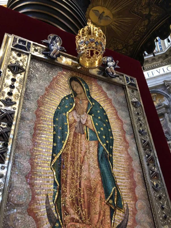 La imagen de la Virgen de Guadalupe con la corona y el marco obsequiados por artesanos mexicanos. Crédito: Antonio Berumen